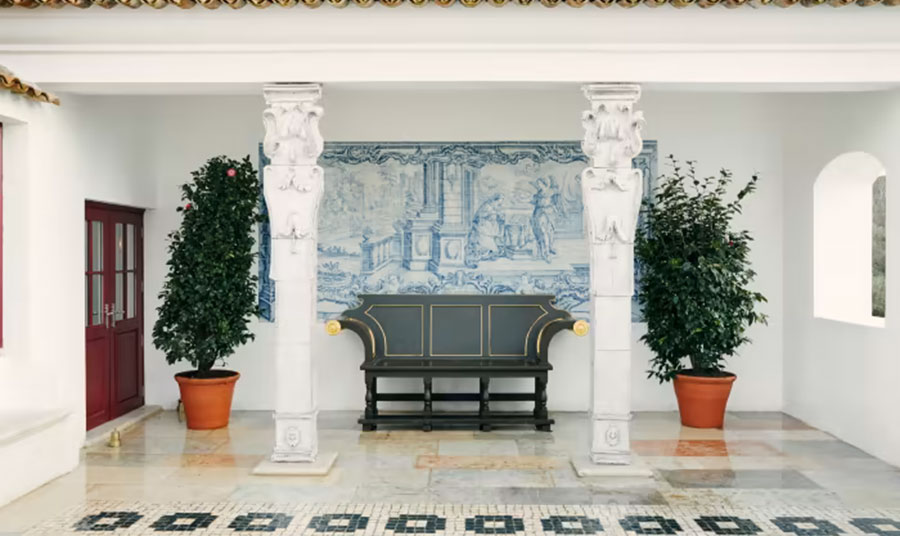 Η βεράντα της εισόδου κοσμείται με ένα εντυπωσιακό ταμπλό από αυθεντικά πλακάκια azulejo του 18ου αιώνα