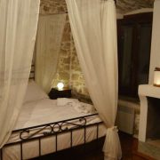 Ένα από τα υπέροχα υπνοδωμάτια του ξενώνα «Villa Amanti»