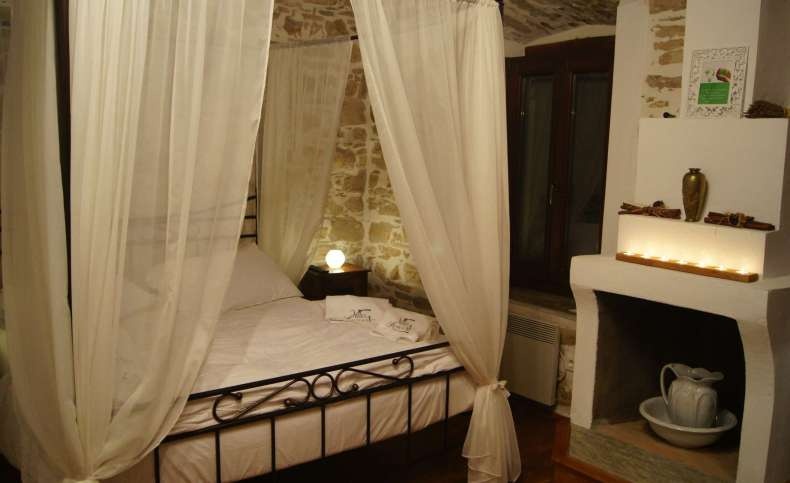 Ένα από τα υπέροχα υπνοδωμάτια του ξενώνα «Villa Amanti»