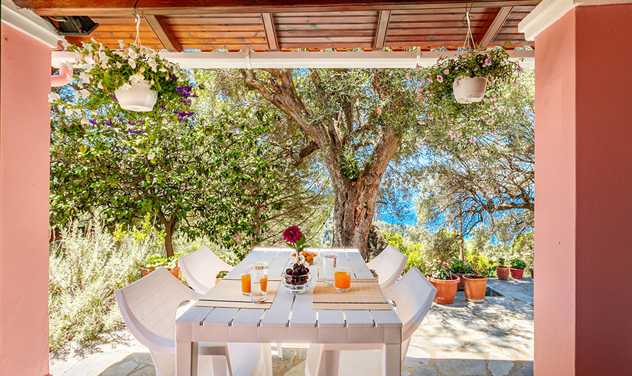 Τραπεζαρία al fresco! Υπό τη σκέπη της αιωνόβιας ελιάς και με θέα στη θάλασσα, απολαύστε το πρωινό ή το γεύμα σας στον εξωτερικό χώρο της κουζίνας