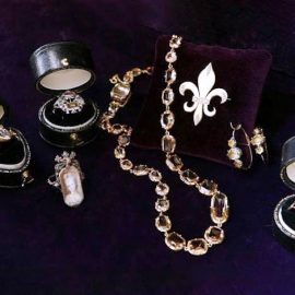 Από το 1932 το Dary's διαθέτει κοσμήματα που έχουν σημαντική και μοναδική ιστορία, κοσμήματα σχεδιαστών, σύγχρονα αλλά και συλλεκτικά