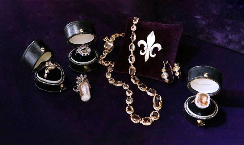 Από το 1932 το Dary's διαθέτει κοσμήματα που έχουν σημαντική και μοναδική ιστορία, κοσμήματα σχεδιαστών, σύγχρονα αλλά και συλλεκτικά