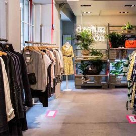 Με πάνω από εξήντα σχεδιαστές, τα προϊόντα του No 2 στη Ζυρίχη κυμαίνονται από ανδρικά και γυναικεία ρούχα μέχρι αξεσουάρ και προϊόντα ομορφιάς και σπιτιού