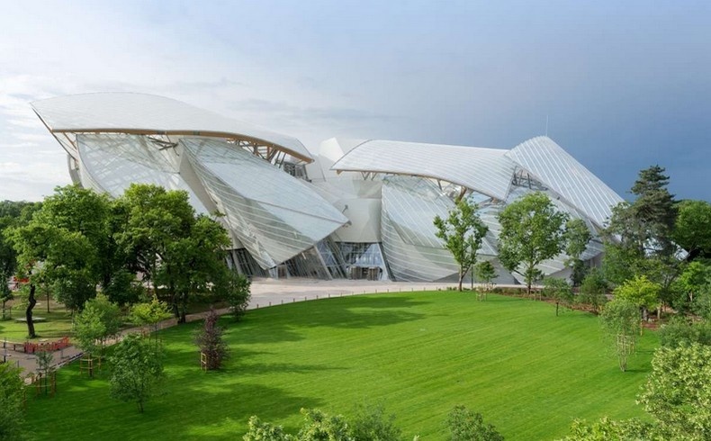 Το άκρως εντυπωσιακό κτίριο του διάσημου αρχιτέκτονα Frank Gherry, για το ίδρυμα Louis Vuitton στο Παρίσι