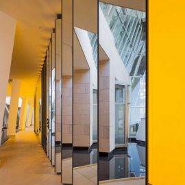 Σαν ένα τεράστιο καλειδοσκόπιο το έργο του Olafur Eliasson, όπου οι επισκέπτες καλούνται να περπατήσουν μέσα από τους καθρέφτες του