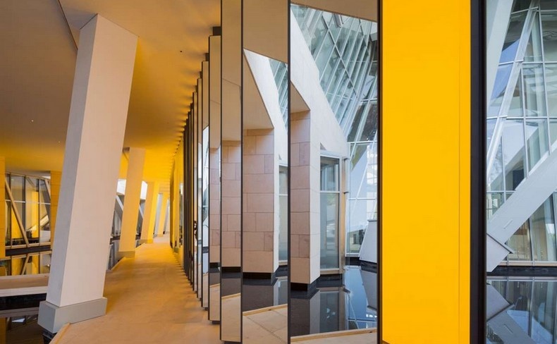 Σαν ένα τεράστιο καλειδοσκόπιο το έργο του Olafur Eliasson, όπου οι επισκέπτες καλούνται να περπατήσουν μέσα από τους καθρέφτες του