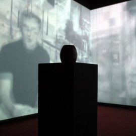 Christian Boltanski με μία τριπλή προβολή βίντεο, με συγκλονιστική μουσική πραγματεύεται πώς ο καθένας μας μπορεί να θυμηθεί μία μοναδική αξέχαστη μέρα στη ζωή του