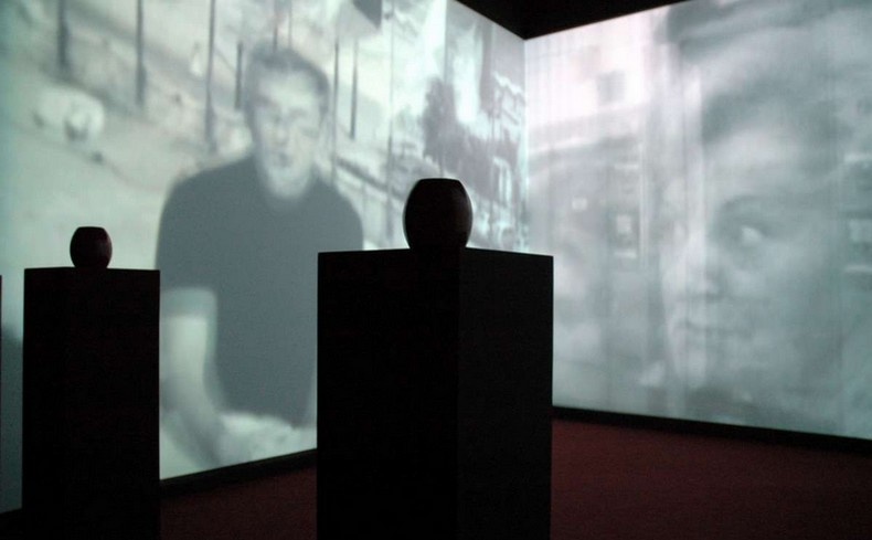 Christian Boltanski με μία τριπλή προβολή βίντεο, με συγκλονιστική μουσική πραγματεύεται πώς ο καθένας μας μπορεί να θυμηθεί μία μοναδική αξέχαστη μέρα στη ζωή του