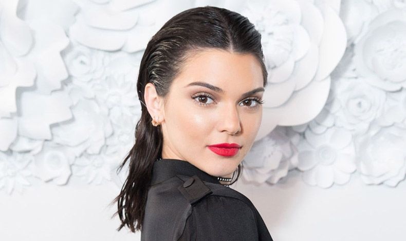 Η Kendall Jenner με wet look που συνδυάζει τους ελαφρούς κυματισμούς, τραβηγμένα προς τα πίσω και δεμένα με χαλαρό τρόπο