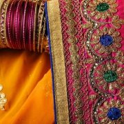 Ζωηρά χρώματα για τα πολύχρωμα σάρι από την Ινδία