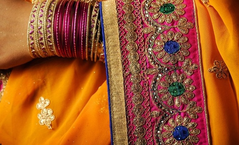 Ζωηρά χρώματα για τα πολύχρωμα σάρι από την Ινδία