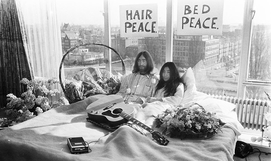 Η Γιαπωνέζα καλλιτέχνις – η οποία ήταν παντρεμένη με τον αείμνηστο μουσικό των Beatles Τζον Λένον - είναι τώρα 90 ετών. Για πολλούς επισκέπτες, αποκορύφωμα της έκθεσης είναι οι ενότητες αφιερωμένες στα χρόνια της στο Λονδίνο, από το 1966 έως το 1971, όπου γνώρισε τον Λένον.