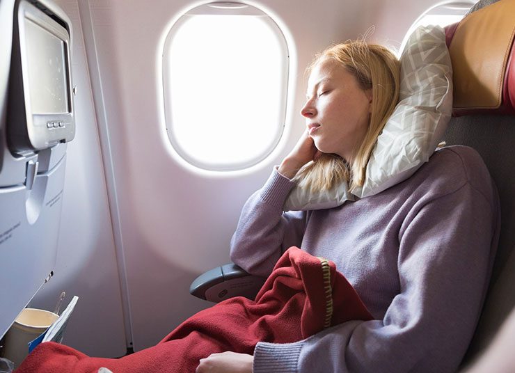 12 συμβουλές για να κοιμάστε στο αεροπλάνο σαν… επαγγελματίας