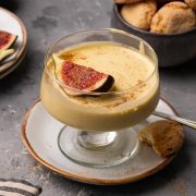Κλασική συνταγή Zabaglione με σύκα και μπισκότα Αμαρέτι