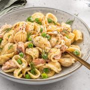 Ζυμαρικά σε κρεμώδη σάλτσα με σολομό και αρακά: Η άνοιξη στο πιάτο σας!