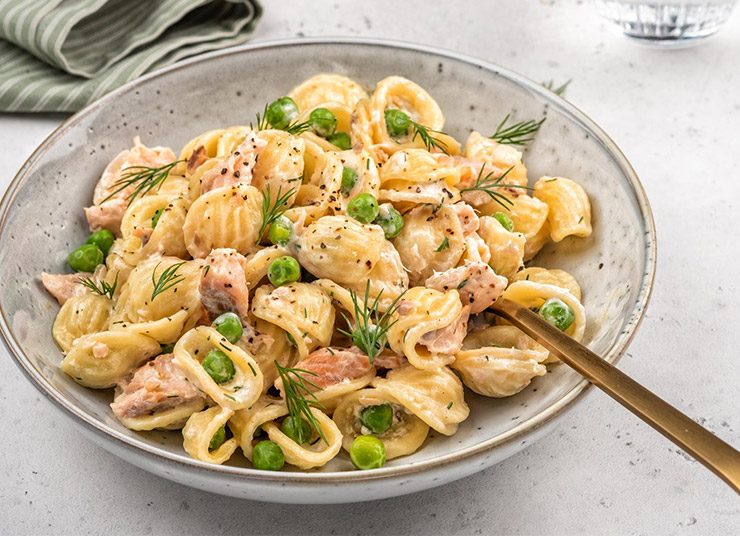 Ζυμαρικά σε κρεμώδη σάλτσα με σολομό και αρακά: Η άνοιξη στο πιάτο σας!