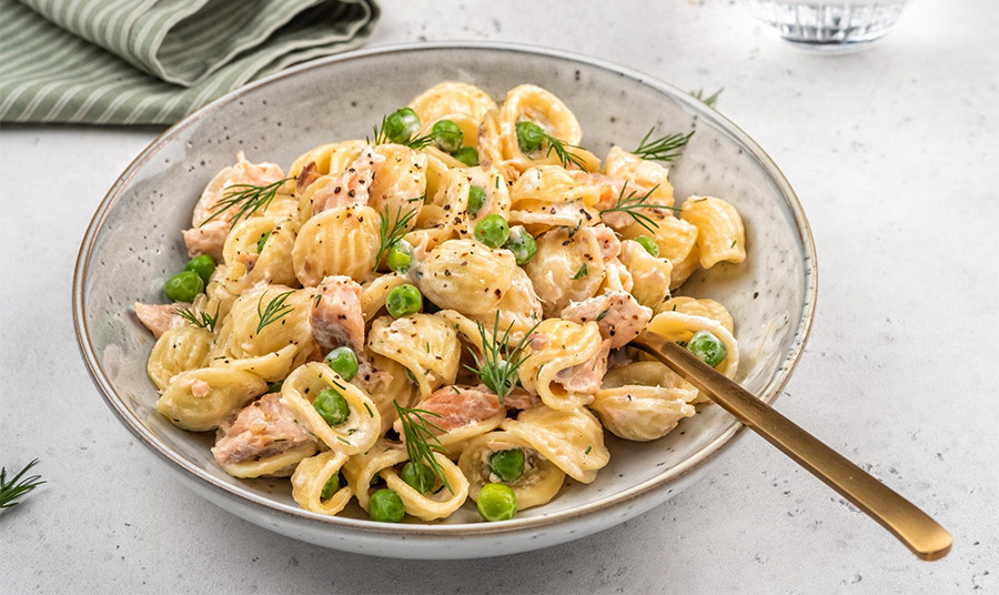 Ζυμαρικά σε κρεμώδη σάλτσα με σολομό και αρακά: Η άνοιξη στο πιάτο σας!