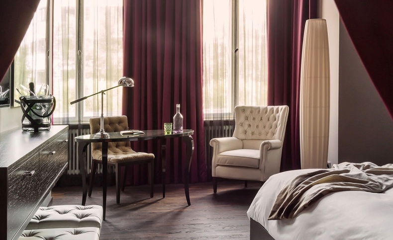 Ένα από τα Deluxe δωμάτια του ξενοδοχείου συνδυάζει την απλότητα με τη διακριτική πολυτέλεια